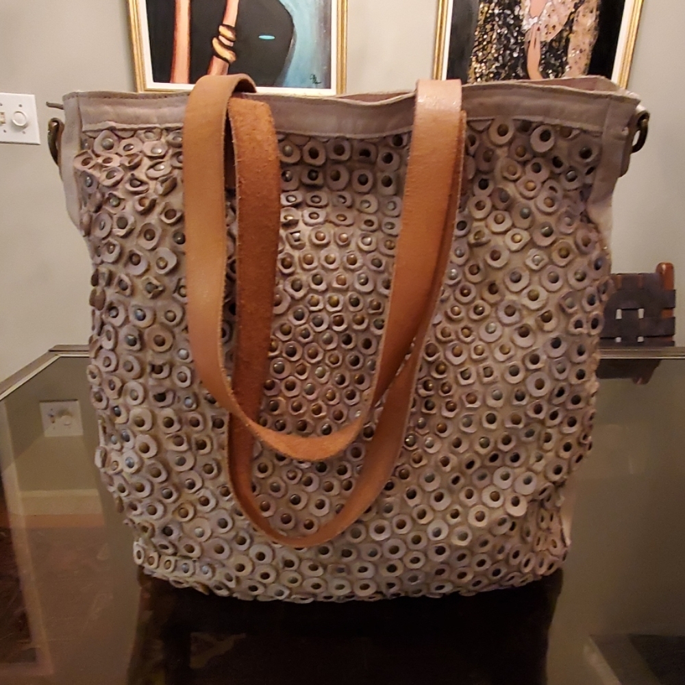 Old Trend leather dove colored handbag